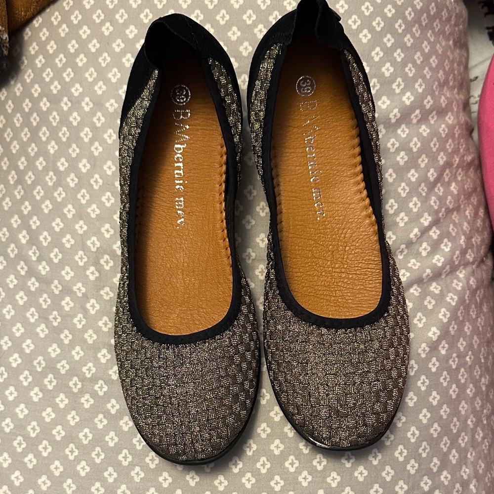 bernie mev. Black and Brown Woven Flats Sz 39/8w